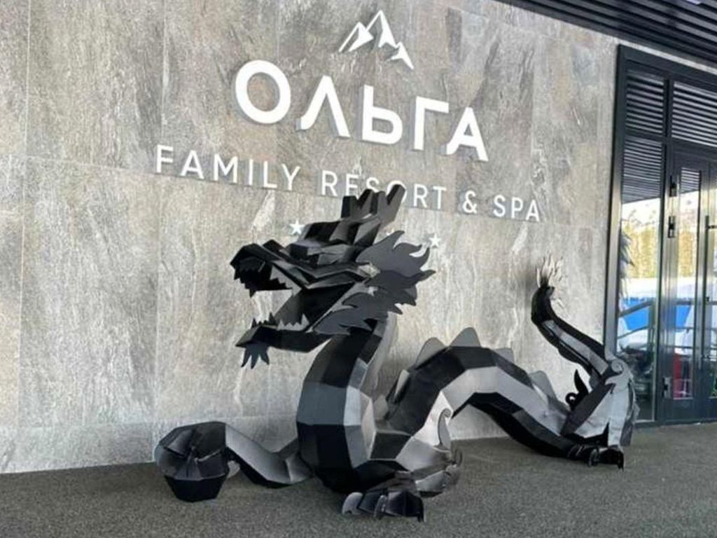 The Chinese dragon sculpture was created in collaboration with the Siberian Metal Structures Plant for hotel and entertainment complex Olga in Sheregesh, Russia