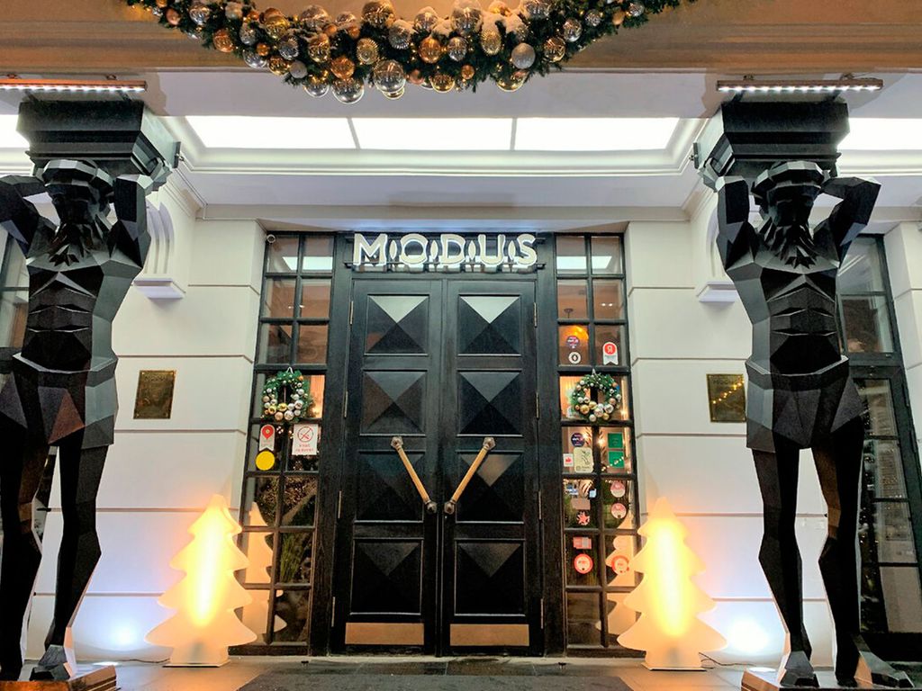 Atlanta for the MODUS restaurant, made in collaboration with Kovka Elite. The feature of the project is that there are no bends on the details; the entire assembly is done by welding.