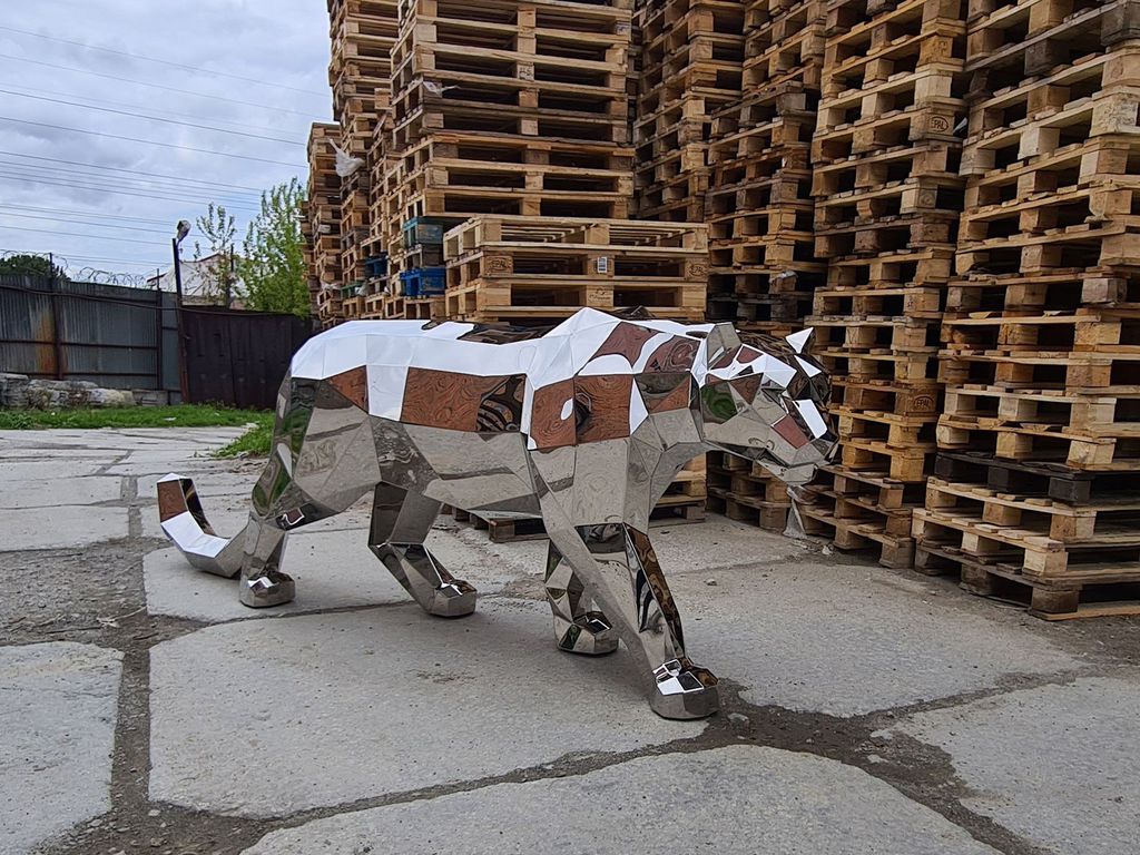 Snow Leopard made in collaboration with Gabalabis for the official BMW dealer in Omsk, Russia