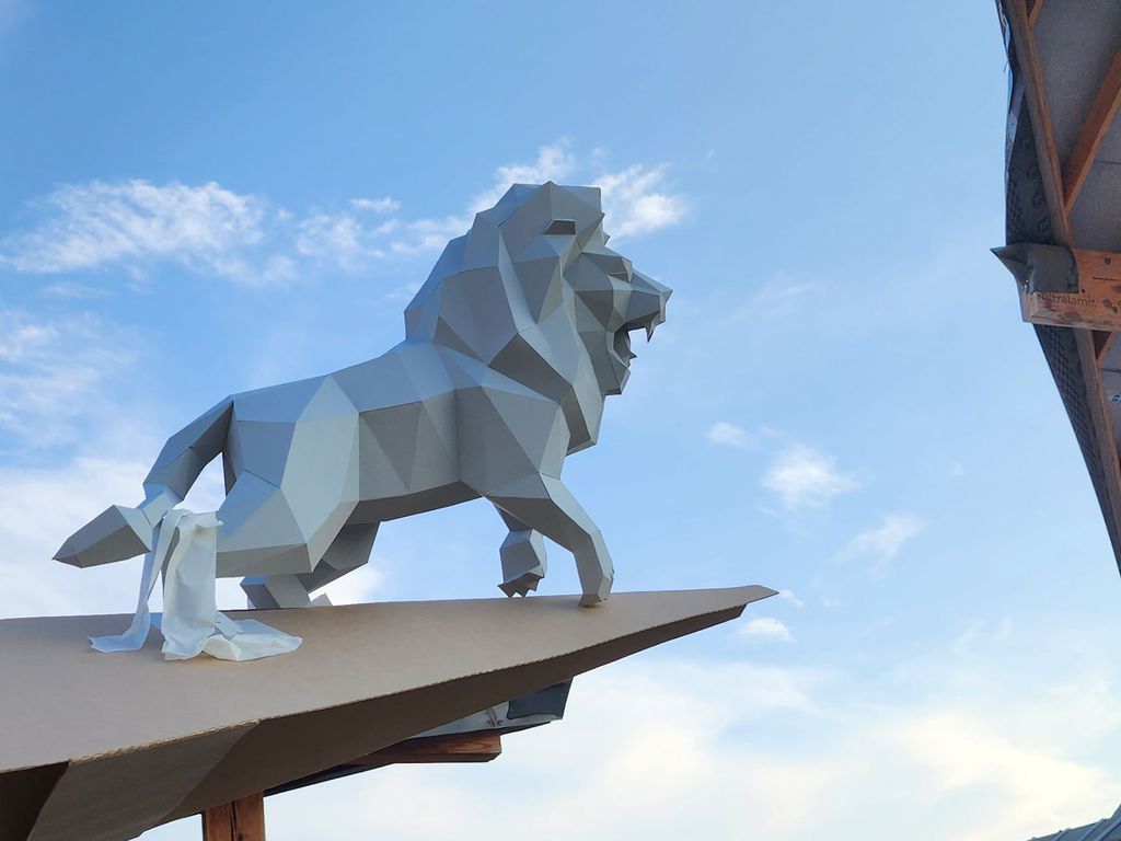 Sculptures of a lion and a dragon – symbols of the customer’s wife according to the Chinese horoscope for decorating the roof of a house, Ekaterinburg, Russia